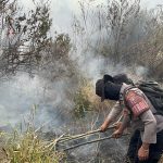 Polres Batu Terjunkan Personel Tangani Karhutla di Gunung Buthak dan Sterilisasi Jalur Pendakian Panderman