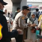 Polri Bersama Stakeholder membagikan snack dan minuman kepada Pengguna Jasa, Serta memastikan Bandara Soetta aman kondusif. 