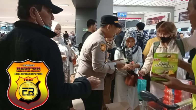Polri Bersama Stakeholder membagikan snack dan minuman kepada Pengguna Jasa, Serta memastikan Bandara Soetta aman kondusif. 