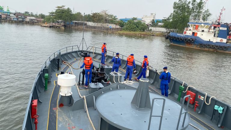 Gelombang Kurang Bersahabat, Kapal Polri Tetap Sisir Laut Bersama Tim Sar Cari Korban Km Virgo Transport 8