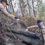 Tembus Ketinggian 1.800 MDPL, Tim Gabungan Polres Blitar Jinakkan Api di Gunung Buthak