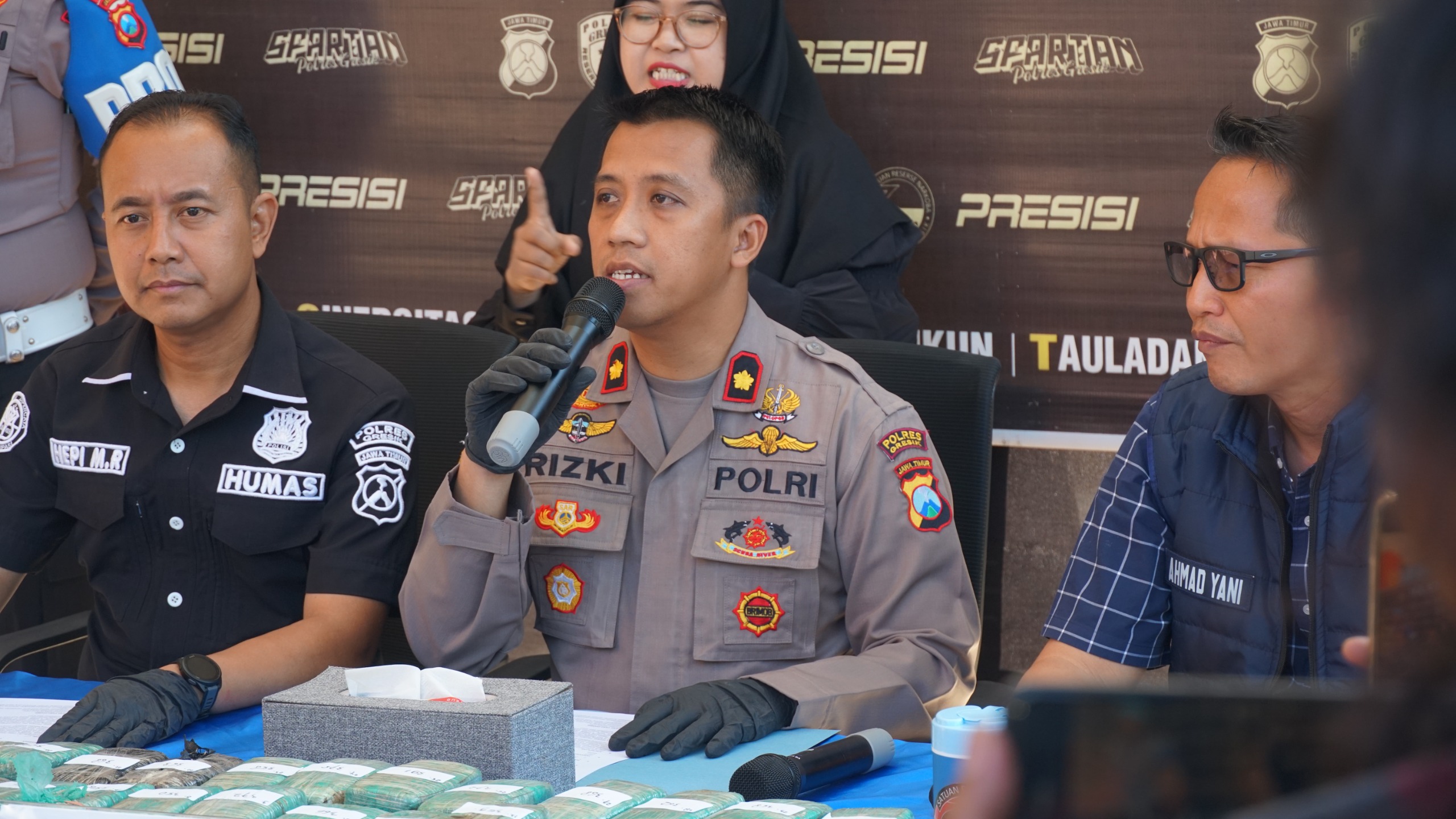 Polres Gresik Sita 10,8 Kg Ganja di Gudang Ekspedisi*