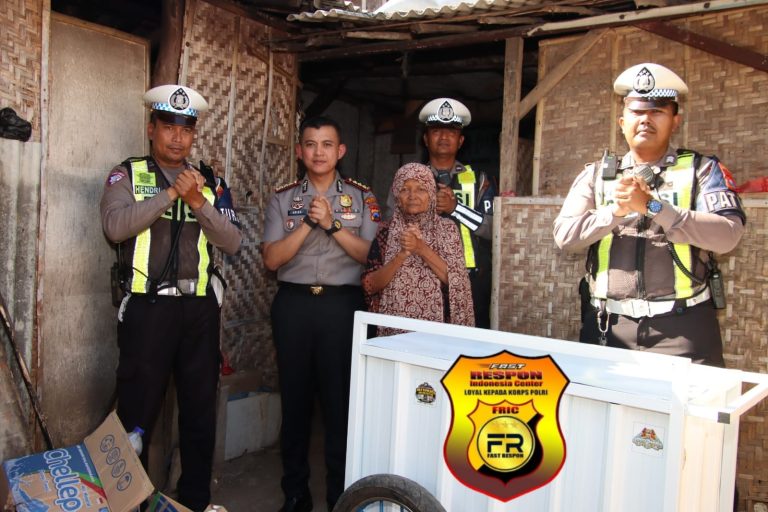 Kapolresta Sumenep Salurkan Bansos kepada Warga yang Membutuhkan melalui Program Polisi Peduli Pengangguran