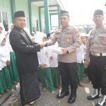 Peringati Hari Santri 2026, Polsek Pujer Salurkan 400 Al-Qur’an ke 20 TPQ dan Musala