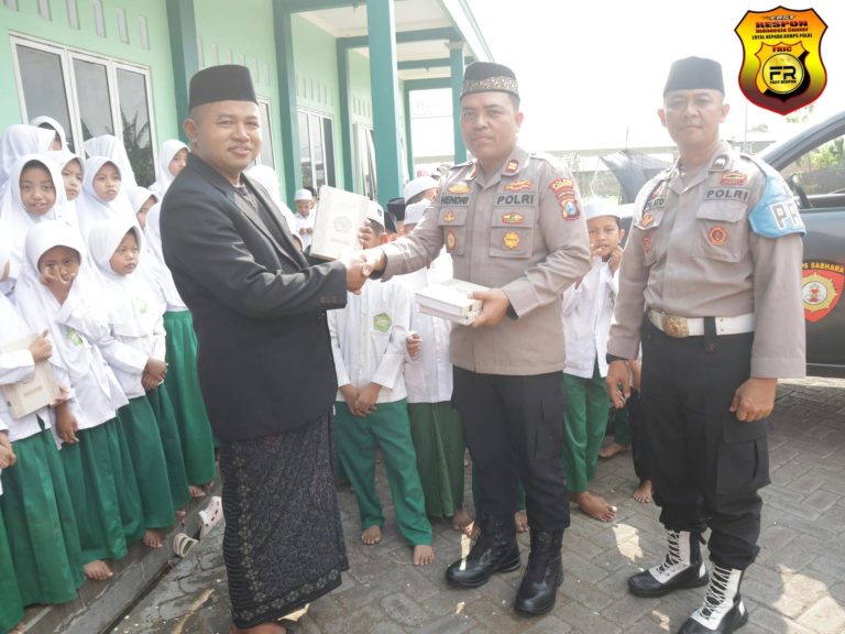 Peringati Hari Santri 2026, Polsek Pujer Salurkan 400 Al-Qur’an ke 20 TPQ dan Musala
