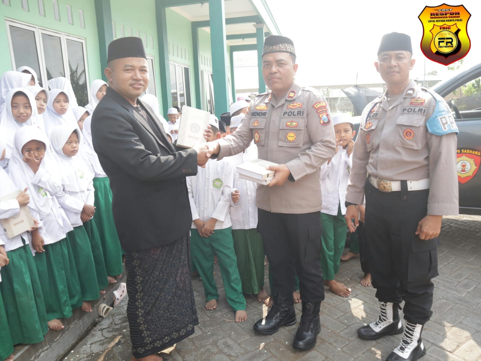 Peringati Hari Santri 2026, Polsek Pujer Salurkan 400 Al-Qur’an ke 20 TPQ dan Musala