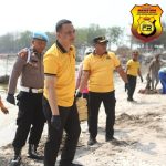 Gelar Green Policing di Pantai Kenjeran, Polres Pelabuhan Tanjung Perak Bersihkan Lingkungan dan Bagikan Sembako