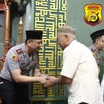 Subuh Keliling: Kapolres Tanjung Perak Ajak Warga Jaga Keamanan Lingkungan. 