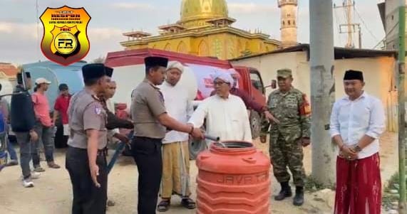 Tanggap Kemarau Panjang, Polres Sampang Distribusikan 120 Ribu Liter Air Bersih